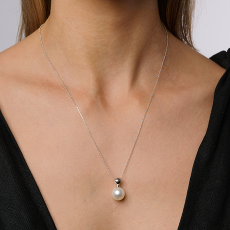 On model 
ChatGPT said:
This 18K White Gold pendant features an 11mm NL1 South Sea pearl. The design is available in White, Yellow, and Rose Gold, and each pendant is presented on a display chain. For additional chain options, refer to the product page. The pendant's total height is 20mm, including the bail and pearl.