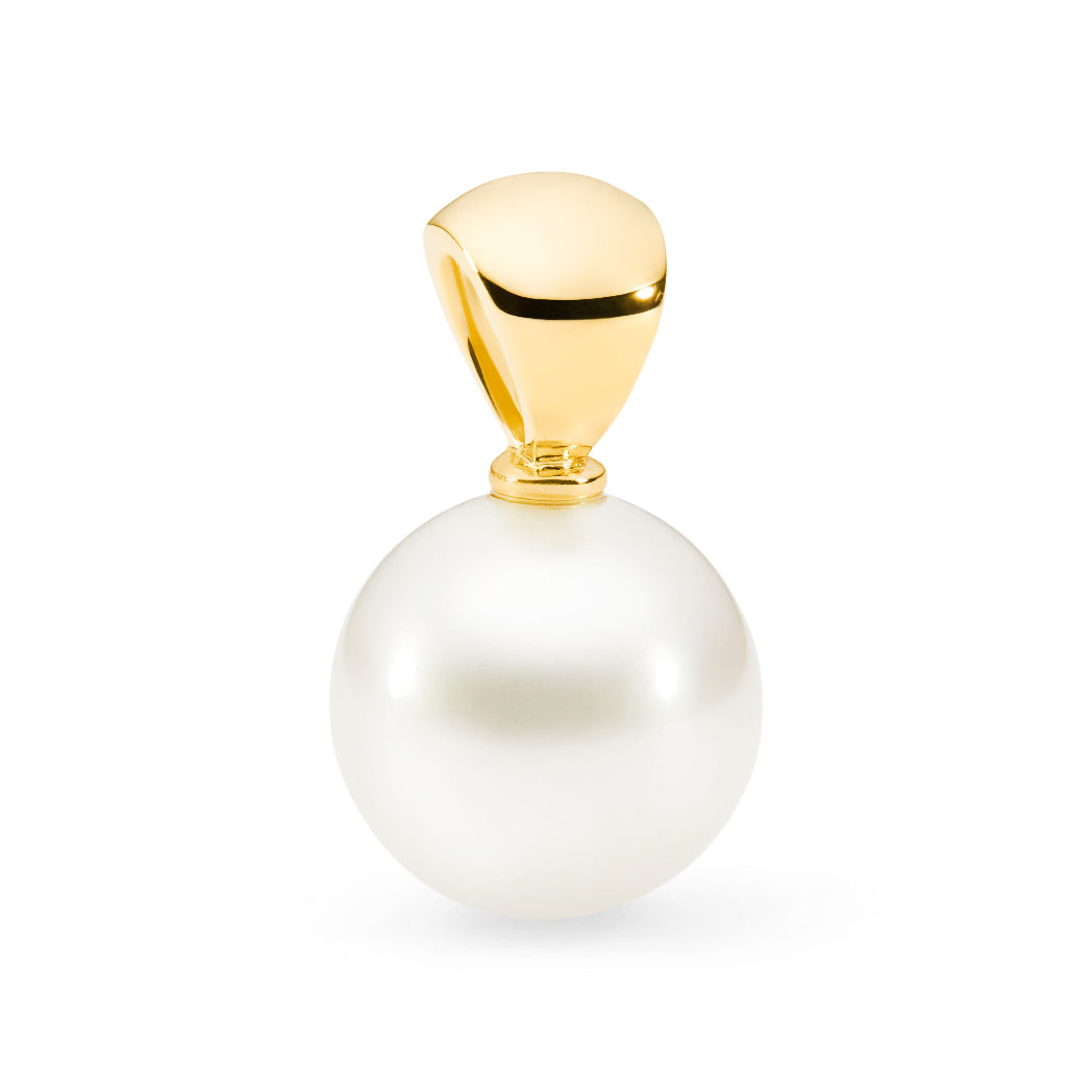 This 18K Yellow Gold pendant features an 11mm NL1 South Sea pearl. It is available in White, Yellow, and Rose Gold, and comes with a display chain. The pendant's total height, including the bail and pearl, is 20mm. You can view additional chain options on the product page.