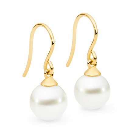 These 18K Yellow Gold articulated shepherd hook earrings feature 9mm South Sea pearls with a white color and B-grade quality. The earrings have a total height of 23mm and are available in 18K White, Yellow, and Rose Gold finishes. They offer a classic and simple design, perfect for everyday wear.