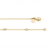 This 18K yellow gold chain features a diamond cut and a 1.1mm cable design. It measures 50cm in length, adjustable to 47.5cm or 45cm, offering versatility and elegance. Ideal for pairing with pendants.