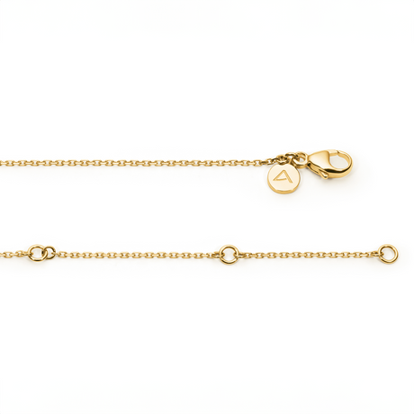 This 18K yellow gold chain features a diamond cut and a 1.1mm cable design. It measures 50cm in length, adjustable to 47.5cm or 45cm, offering versatility and elegance. Ideal for pairing with pendants.