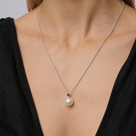 On model This pendant features a 11mm white South Sea pearl set in 925 sterling silver, with a C-grade pearl. It comes presented on a 50cm sterling silver chain and has a dimension of 20mm in height, including the bail and pearl.