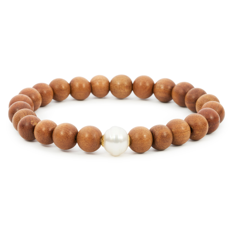 The Cendana Sandalwood Bracelet features 8mm sandalwood beads accented with 18K yellow gold. This handmade bracelet symbolizes Atlas Pearls’ Indonesian roots and is named after the founding company, adding deeper meaning to this elegant piece. Available in sizes 16cm, 18cm, and 20cm.