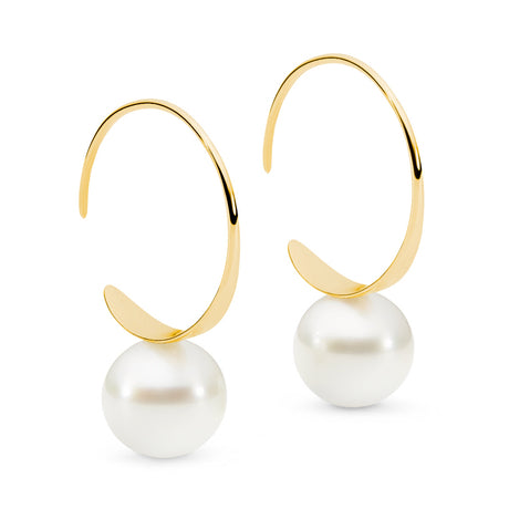 These 18K Yellow Gold earrings feature a 9mm South Sea pearl with a classic NL1 shape and B-grade white colour. The design is simple yet elegant, making it suitable for various occasions. The total height of the earrings is 28mm.