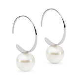 These 18K White Gold earrings feature a 9mm South Sea pearl in the NL1 shape with a B-grade white colour. The earrings are designed with a timeless, elegant look, suitable for any occasion. The total height of the earrings is 28mm.