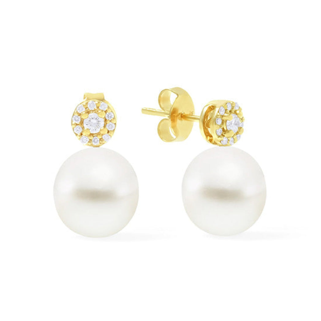 The Citra Diamond Studs from the Citra Collection combine elegance and simplicity. Crafted from 18K yellow gold, they feature 10mm white South Sea pearls and 0.22ct of diamonds, creating a radiant and timeless design. With a size of 1.5cm, these earrings are perfect for adding a touch of sophisticated luxury to any look.