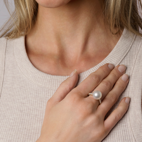 This stunning 9K Yellow Gold ring features a 12.5mm High Button South Sea pearl and is adorned with 0.24ct diamonds on the shoulders. Available in Medium (size 54/17mm diameter) and Large (size 56/18mm diameter). The design is also offered in 9K White Gold.