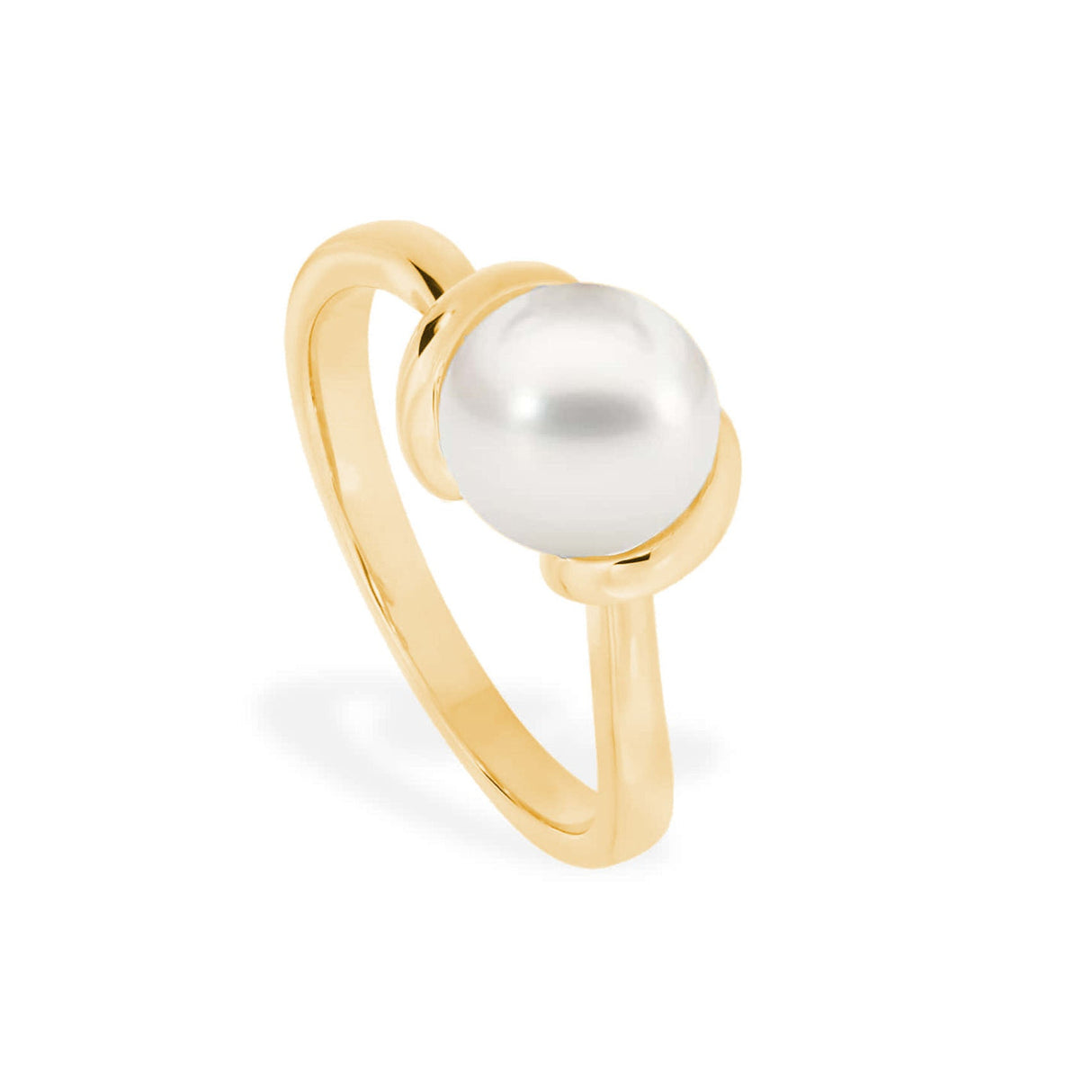 This elegant 18K yellow gold ring features a sleek embrace design, set with an 8mm round South Sea pearl. The pearl's white luster is beautifully highlighted by the yellow gold setting, making it a timeless and sophisticated piece. Available in ring size 7, it combines classic design with the luxury of South Sea pearls.