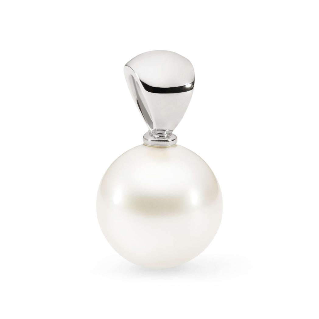 This fixed pendant features a 11mm NL1-shaped South Sea pearl, set in 925 sterling silver with a cup design. It comes with a 50cm sterling silver chain, offering a sophisticated and timeless look.