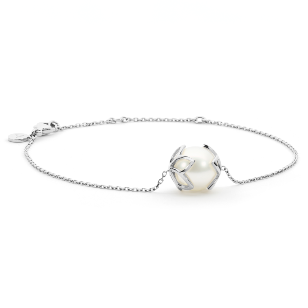 This 18K white gold bracelet features a 9mm semi-round white South Sea pearl (C1 grade). With 2 flower detailed cups on either side of the pearl. Adjustable from 16cm to 20cm, it combines elegance with natural beauty, offering a versatile and timeless accessory for any occasion.