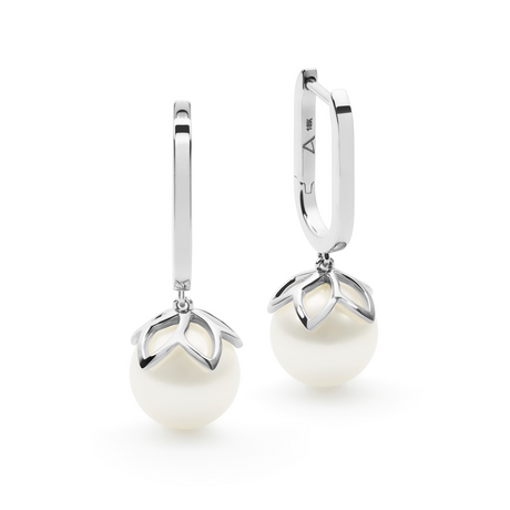 These huggie earrings feature 8mm round/semi-round South Sea pearls in a luminous white hue, set in 18K white gold. The design, inspired by the elegance of the frangipani flower, measures 2.5cm in height and 1cm in width, offering a refined and sophisticated look