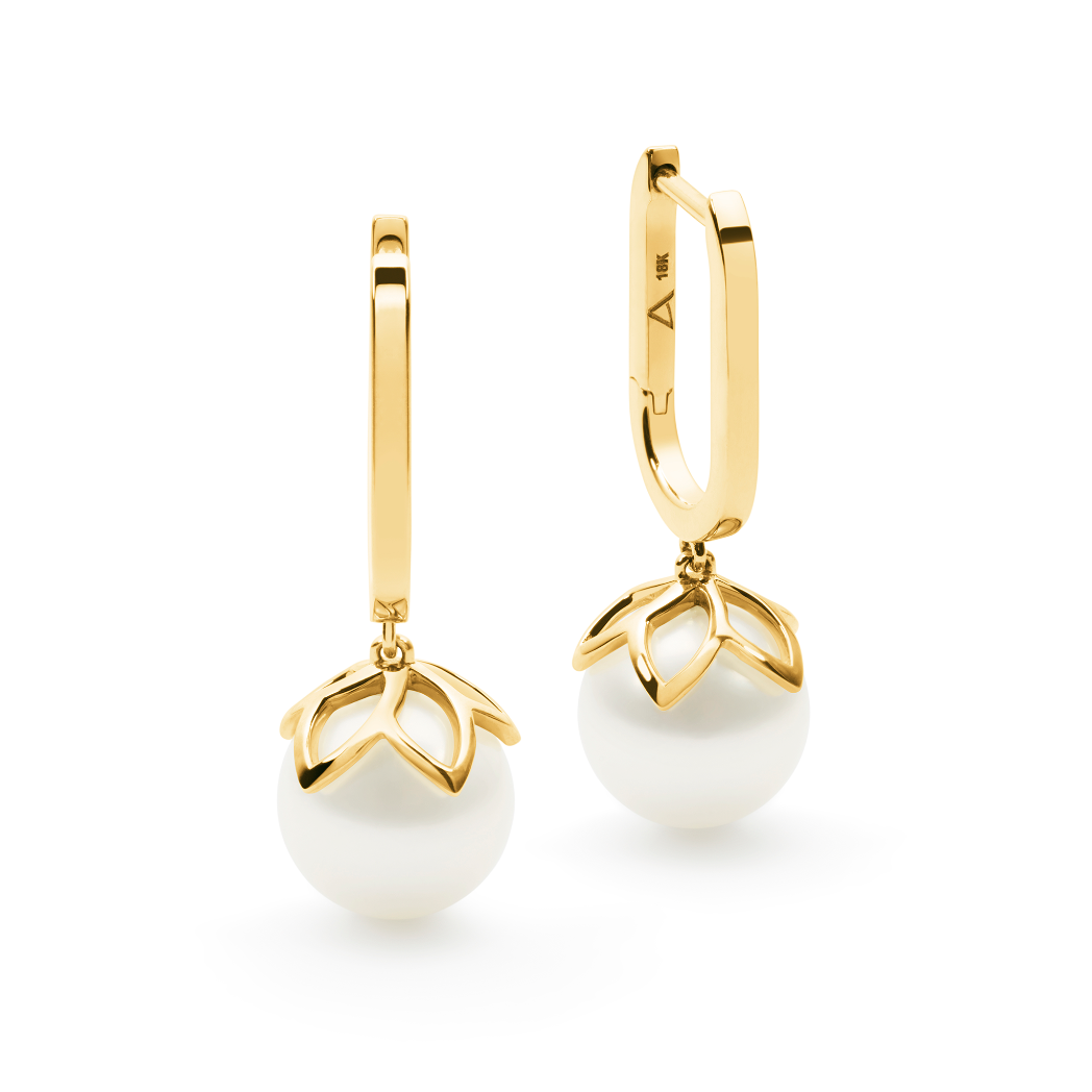 These huggie earrings feature 8mm round/semi-round South Sea pearls in a luminous white hue, set in 18K yellow gold. The design, inspired by the elegance of the frangipani flower, measures 2.5cm in height and 1cm in width, offering a refined and sophisticated look