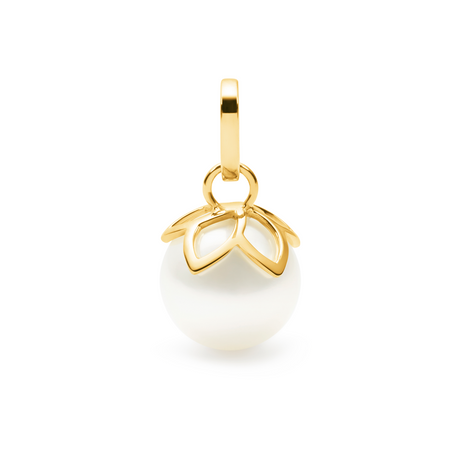 This 18K yellow gold pendant features a 9mm semi-round white South Sea pearl, celebrating the beauty of the frangipani flower cupping the top of the pearl. With dimensions of 2cm in height and 8mm in width, it makes a striking statement piece that combines elegance and cultural significance.