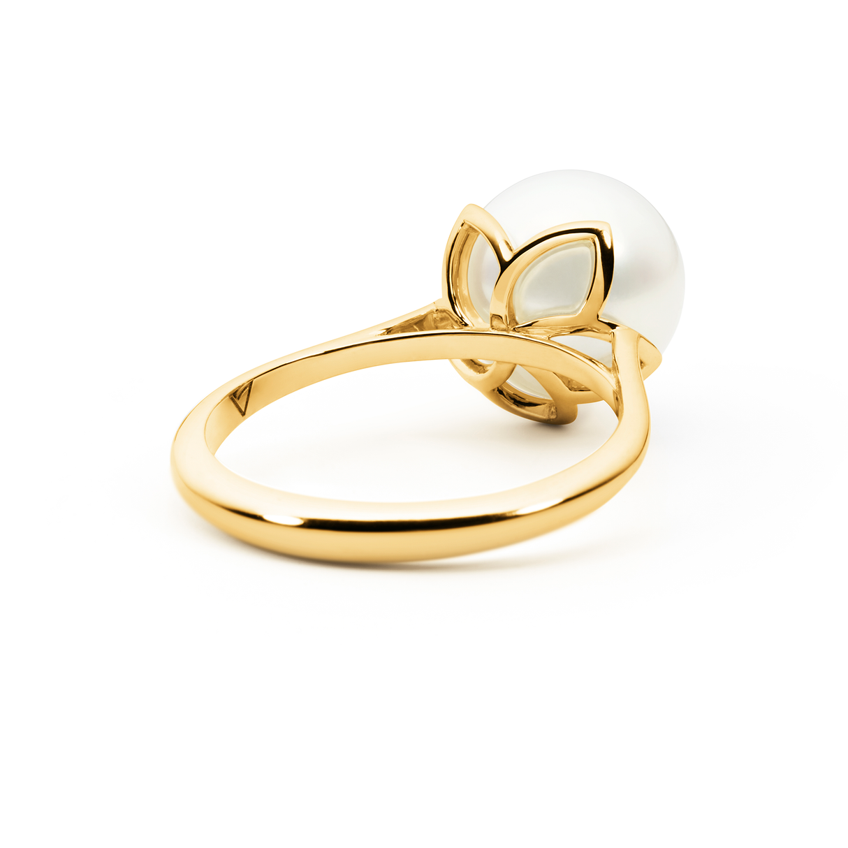 This 18K yellow gold ring showcases a 9mm semi-round white South Sea pearl (B2 grade) with a flower detail cupping the pearl, perfect for adding elegance to any look. Available in USA sizes 6, 7, and 8, it makes a timeless addition to your collection.