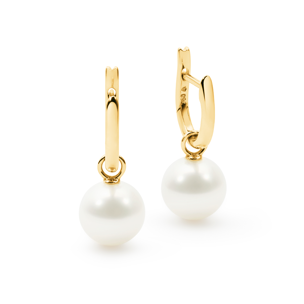 These huggie earrings are crafted from 18K yellow gold and feature 9mm round South Sea pearls. The design highlights the radiant white hue of the pearls, combining elegance with simplicity. The total height of the earrings is 23mm, making them a striking accessory suitable for any occasion.