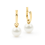 These huggie earrings are crafted from 18K yellow gold and feature 9mm round South Sea pearls. The design highlights the radiant white hue of the pearls, combining elegance with simplicity. The total height of the earrings is 23mm, making them a striking accessory suitable for any occasion.