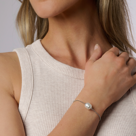 On model This bracelet features 10mm South Sea pearls in a distinct CR shape, graded C and in white color. It is crafted in 925 sterling silver and has a length of 20cm, making it a stylish and elegant piece.