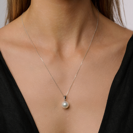 On model This articulated pendant in 18K White Gold features an 11mm South Sea pearl. Available in White, Yellow, and Rose Gold, the design is elegant and versatile. Chains are sold separately. The pendant's dimensions are 20mm, including the bail and pearl