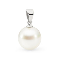 This 925 sterling silver articulated pendant features a 9mm NL1-shaped South Sea pearl, graded C, in white. The design includes a small cup setting and comes with a 60cm sterling silver chain, offering a refined and elegant look suitable for various occasions.