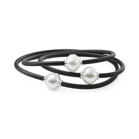 This black neoprene bracelet features an 11mm Circle South Sea pearl, distinguished by its concentric lines, paired with sterling silver accents. The pearl is selected for its unique heavily circled appearance, adding a distinct touch. The bracelet comes in three size options: 16cm, 17cm, and 18cm.