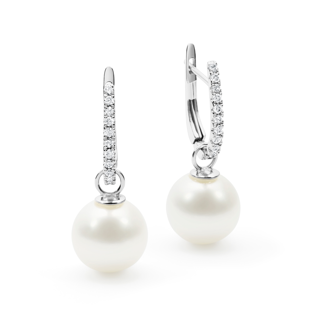 The Raja Huggie Earrings, crafted in 18K White Gold, feature 0.22ct diamonds and 9mm white South Sea pearls (NL1 shape, B grade). Inspired by the regal essence of Raja Ampat, these earrings offer interchangeable designs and are also available in 18K Yellow Gold. The earrings measure 25mm in height, including the bail and pearl.