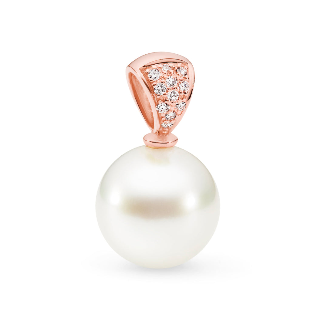 This pendant features a delicate 18K rose gold design with pavé-set diamonds surrounding an 11mm South Sea semi-round pearl. The pearl has a B2 grade and white color. Available in 18K white, yellow, and rose gold, this piece has a total height of 20mm. Chains are sold separately.