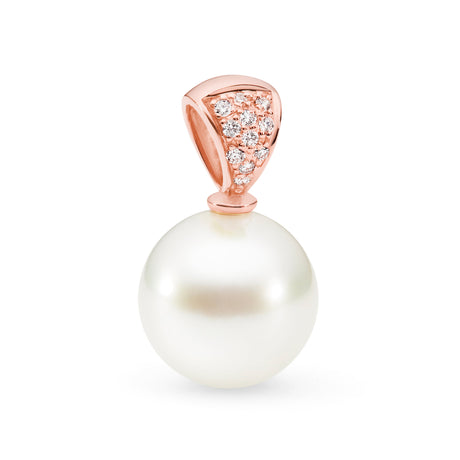 This pendant features a delicate 18K rose gold design with pavé-set diamonds surrounding an 11mm South Sea semi-round pearl. The pearl has a B2 grade and white color. Available in 18K white, yellow, and rose gold, this piece has a total height of 20mm. Chains are sold separately.