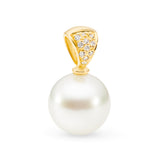 This pendant features a delicate 18K yellow gold design with pavé-set diamonds surrounding an 11mm South Sea semi-round pearl. The pearl has a B2 grade and white color. Available in 18K white, yellow, and rose gold, this piece has a total height of 20mm. Chains are sold separately.