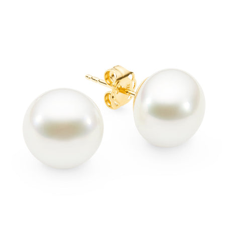 Flat Button (BF) pearls have a round appearance from the front but are flatter and more button-shaped. They are a popular and widely available shape. These earrings come in sizes ranging from 9mm to 12mm and are set in 18K yellow gold. Available in various sizes, the BF pearls are a timeless choice, offering a unique yet classic look.