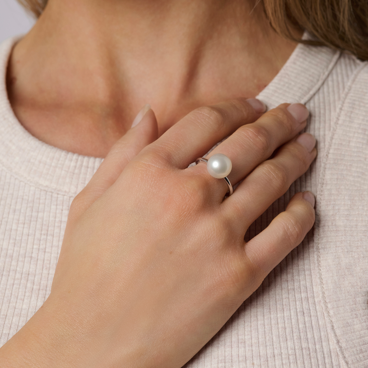 On model This elegant 18K White Gold ring features a 10mm Flat Button South Sea pearl. It is available in US size 7 and can also be ordered in 18K Yellow and Rose gold. The design is sleek and classic, perfect for those seeking a sophisticated pearl ring.