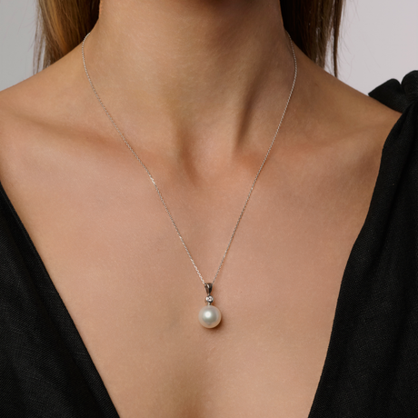 On model This classic 18K white gold pendant features a 11mm South Sea pearl in an NL1 shape, with a B-grade white pearl. It is accented by a bezel-set 0.06ct diamond. The pendant's total height, including the bail and pearl, is 22mm. This design is available in 18K white, yellow, and rose gold, with chains sold separately.