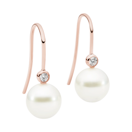 These 18K Rose Gold shepherd hook earrings feature 9mm South Sea pearls, accented with 0.13ct bezel-set diamonds. The total height of the earrings is 25mm, offering a classic, delicate design. Available in 18K White, Yellow, and Rose Gold. This piece blends timeless elegance with a modern touch, making it perfect for those seeking a refined accessory.