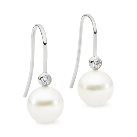 These classic 18K White Gold earrings feature 9mm South Sea pearls paired with bezel-set diamonds (0.13ct). The total height of the earrings is 25mm. Available in 18K White, Yellow, and Rose Gold, they offer a timeless and delicate design, perfect for those seeking an elegant yet understated accessory.