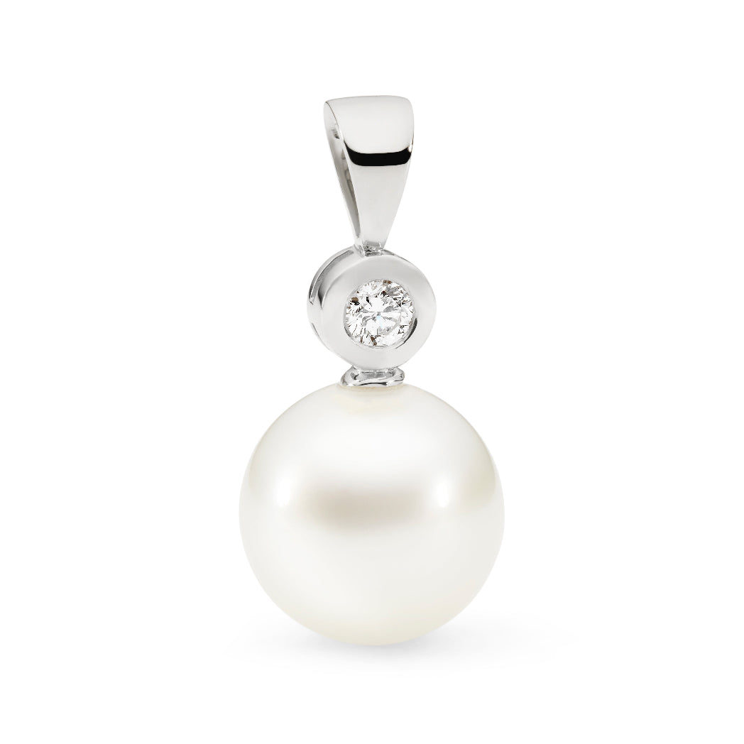 This classic 18K white gold pendant features a 11mm South Sea pearl in an NL1 shape, with a B-grade white pearl. It is accented by a bezel-set 0.06ct diamond. The pendant's total height, including the bail and pearl, is 22mm. This design is available in 18K white, yellow, and rose gold, with chains sold separately.